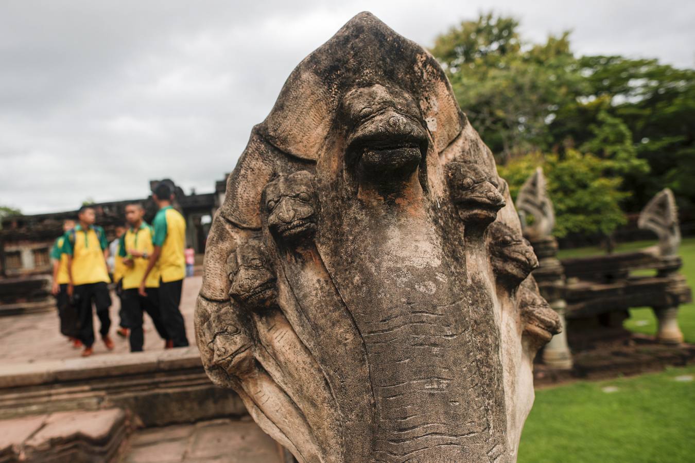 Situada a unos 300 kilómetros al noreste de Bangkok y 260 kilómetros al noroeste de Angkor, Phimai era una antigua ciudad jemer rodeada por todos lados por fosos y muros que lo rodeaban, de los cuales aún quedan vestigios. Situado en el centro de la ciudad, Prasat Phimai era un santuario budista Mahayana originalmente construido en el siglo 11 después de que una gran parte del Reino Budista de Dhvaravadi fue conquistada. Ahora es conocido como Prasat Hin Phimai o Phimai Stone Castle y es el mayor santuario de arenisca en Tailandia, mide más de 1,000 metros de largo y 600 metros de ancho y su pagoda principal tiene una impresionante altura de 28 metros