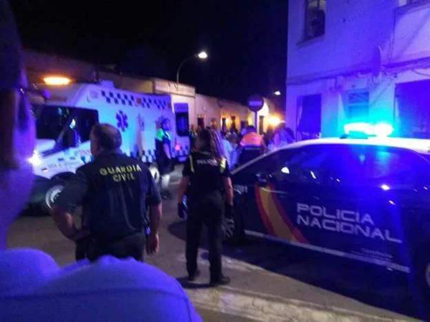 La Policía actúa tras la reyerta del jueves en Almendralejo. :: hoy