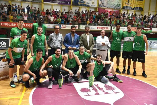 El Plasencia posa con el trofeo de campeón. :: PALMA