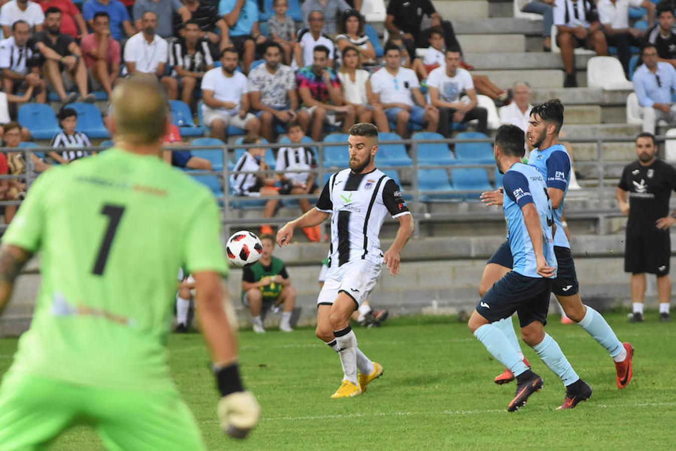 Fotos: El CD Badajoz deja escapar en el descuento la primera victoria en el Nuevo Vivero