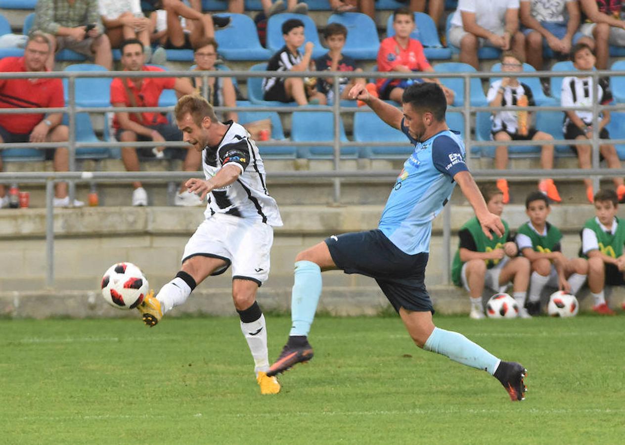 Fotos: El CD Badajoz deja escapar en el descuento la primera victoria en el Nuevo Vivero