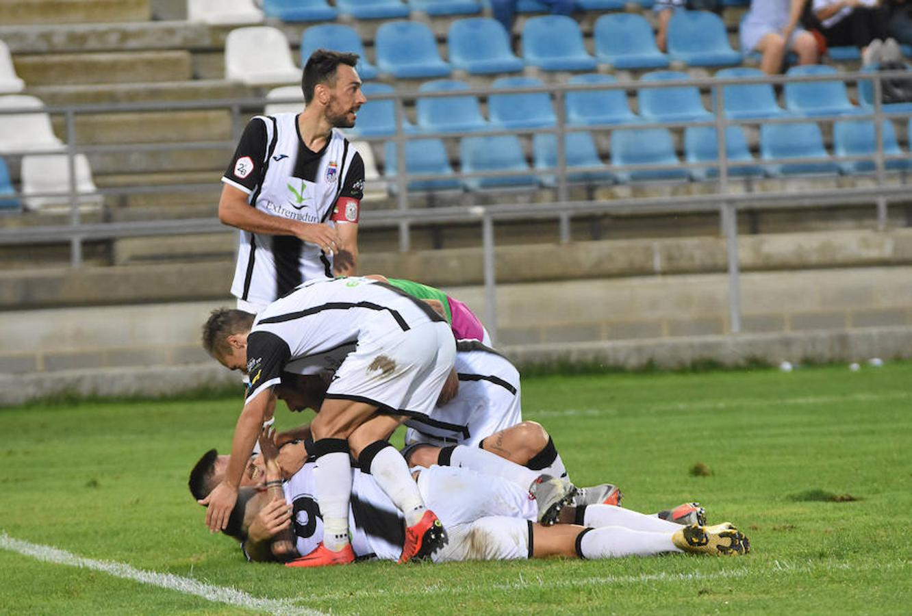 Fotos: El CD Badajoz deja escapar en el descuento la primera victoria en el Nuevo Vivero