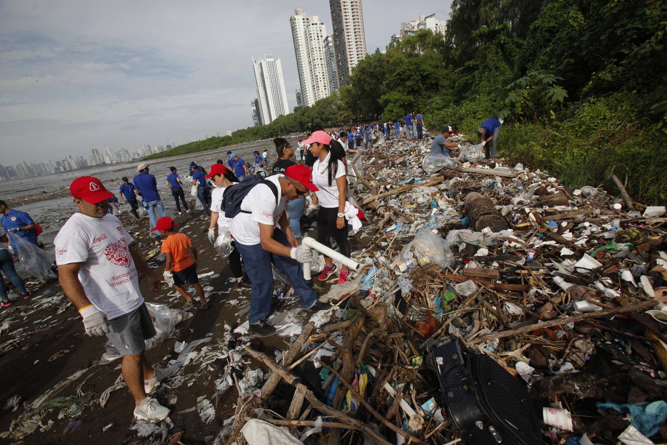 Miles de ciudadanos participaron en Panamá en una limpieza de playas con el objetivo de darle visibilidad al grave problema medioambiental de la contaminación de los océanos, y crear conciencia sobre la importancia de reducir el consumo de plásticos y hacer una buena disposición de los residuos. 