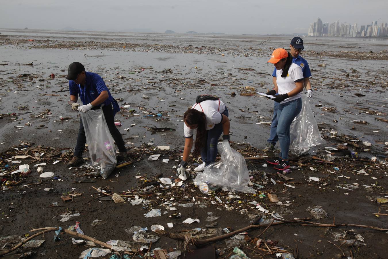 Miles de ciudadanos participaron en Panamá en una limpieza de playas con el objetivo de darle visibilidad al grave problema medioambiental de la contaminación de los océanos, y crear conciencia sobre la importancia de reducir el consumo de plásticos y hacer una buena disposición de los residuos. 