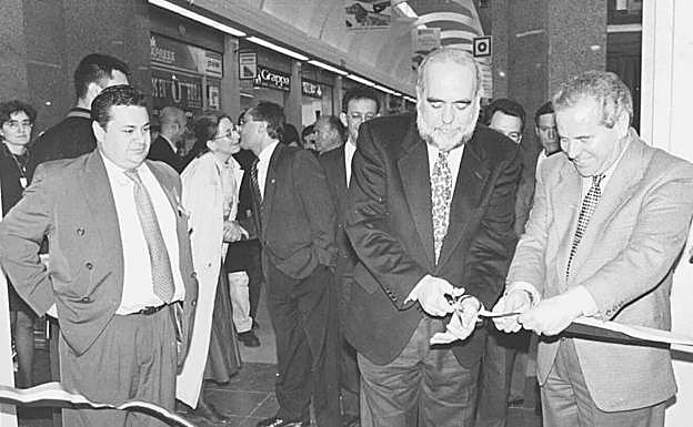 Los exalcaldes Saponi y Polo en Eroski, en los años 90. :: hoy