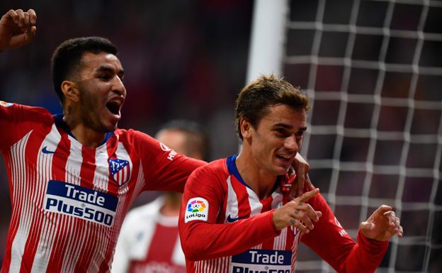 Correa y Griezmann celebran uno de los goles del Atlético al Huesca