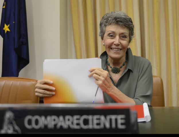 Rosa María Mateo, ayer sonriente antes de su tensa comparecencia ante la comisión mixta de control de RTVE. :: maya balanya