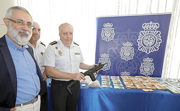 José Antonio García Muñoz, subdelegado del Gobierno en Cáceres, y el comisario provincial de la Policía Nacional de Cáceres, Julio Ros Almirón, han participado en la rueda de prensa en la que se ha informado de la operación:: LORENZO CORDERO