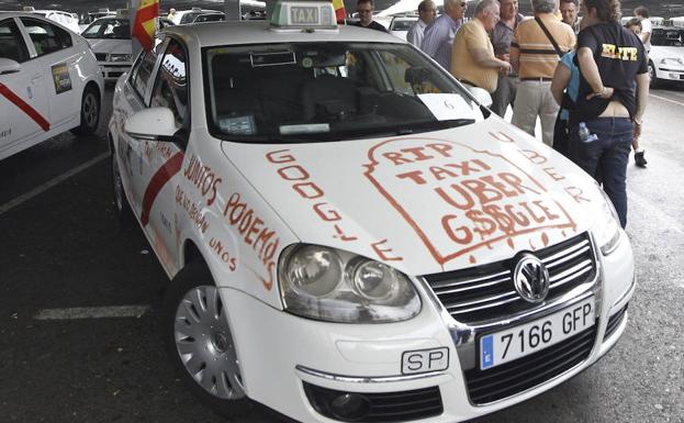 Un taxi muestra su descontento mediante pintadas en la manifestación celebrada por el sector en Madrid para denunciar el intrusismo profesional