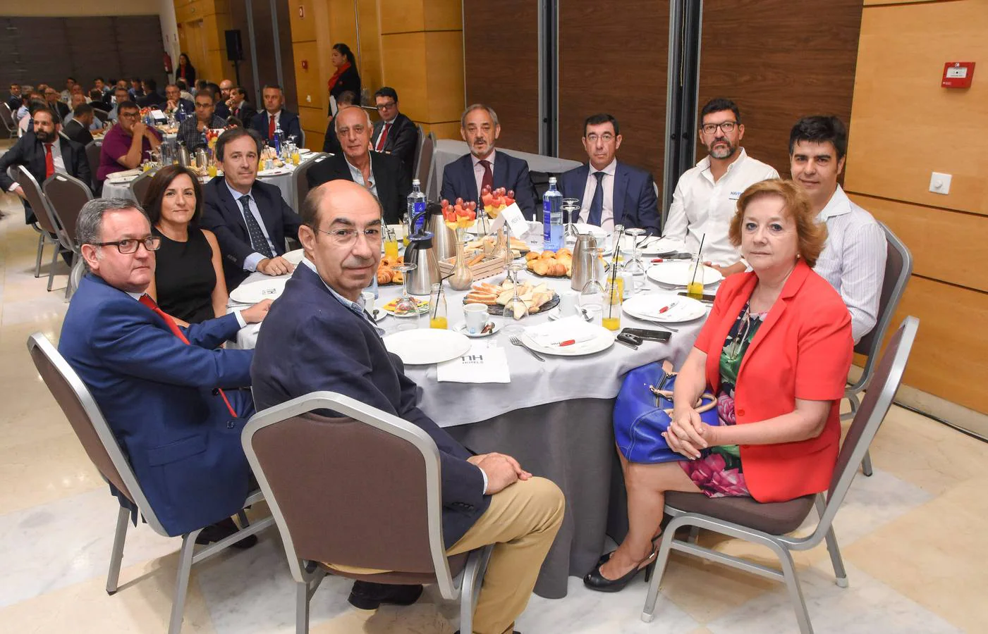 El presidente de la Junta ha anunciado varios avances en infraestructuras durante un desayuno organizado por el diario HOY y el Banco Santander.