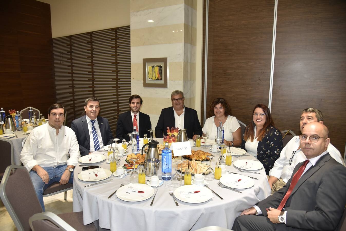 El presidente de la Junta ha anunciado varios avances en infraestructuras durante un desayuno organizado por el diario HOY y el Banco Santander.