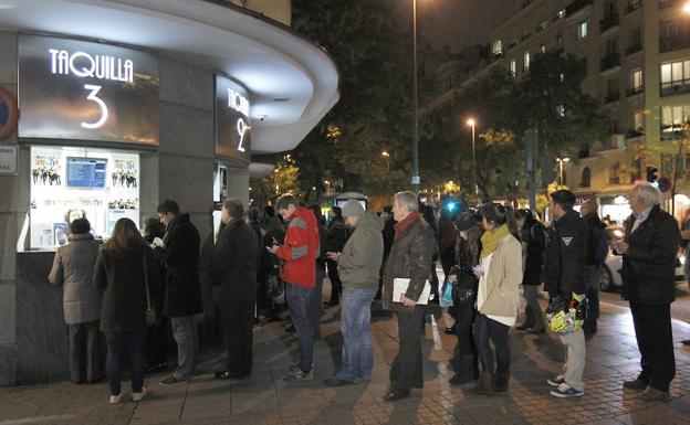 Imagen de archivo de una taquilla de cine en Madrid.