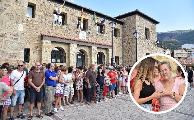 Vecinos de Cabezuela, ayer en la plaza del ayuntamiento. En la foto detalle: Santa Gándara es consolada por otra de sus nietas. 