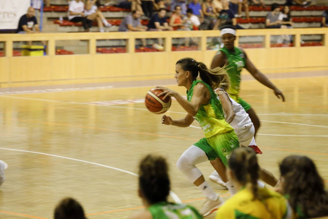 La veteranía de Pao Ferrari y la picardía de Paula Ginzo lideran la demoledora victoria del conjunto extremeño sobre el Benfica por 71-33 