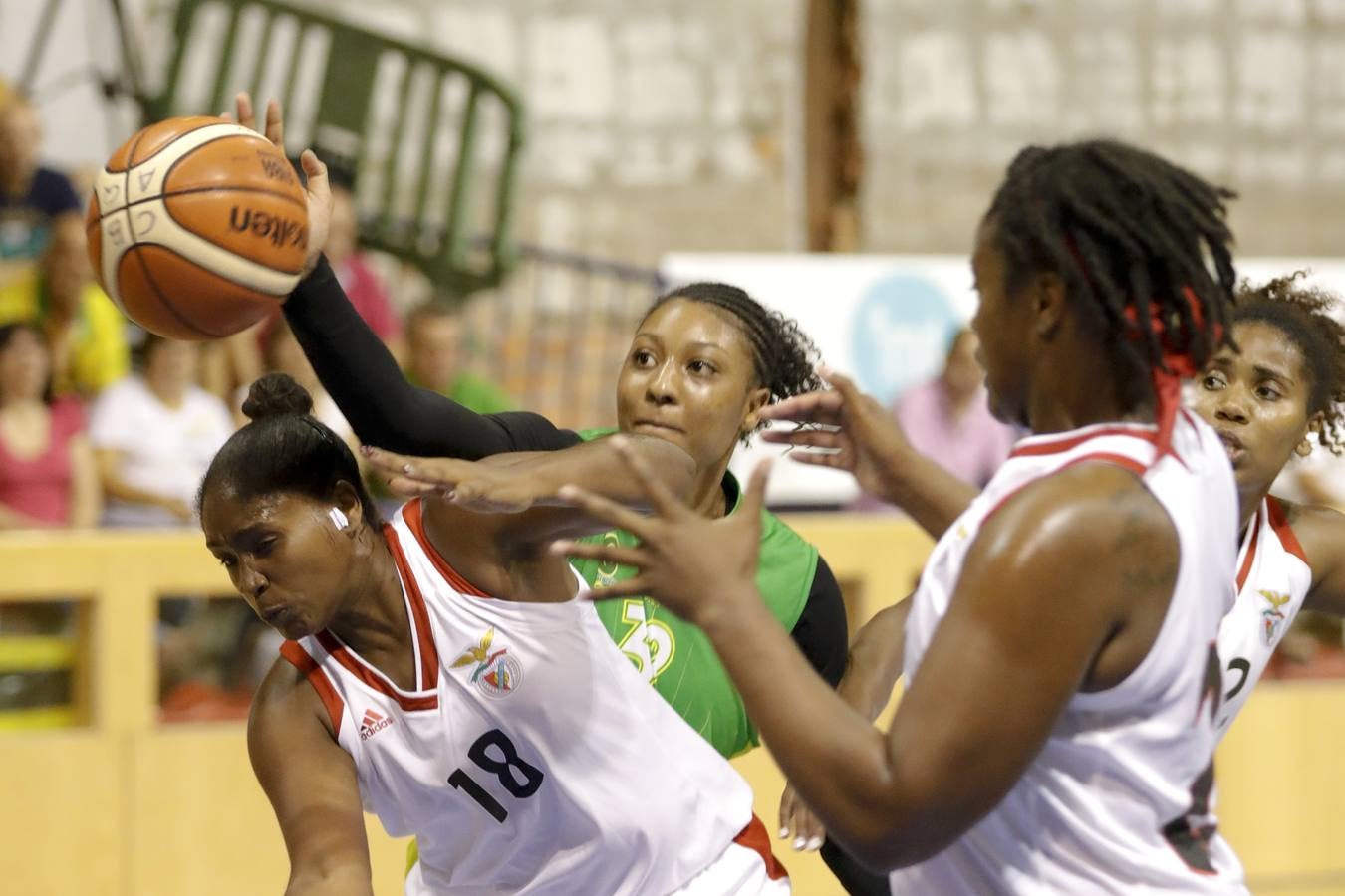 La veteranía de Pao Ferrari y la picardía de Paula Ginzo lideran la demoledora victoria del conjunto extremeño sobre el Benfica por 71-33 