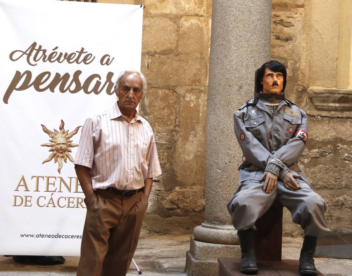 Emilio González en la inauguración de su exposición 'Pena Capital' el pasado 18 de septiembre en el Ateneo de Cáceres.