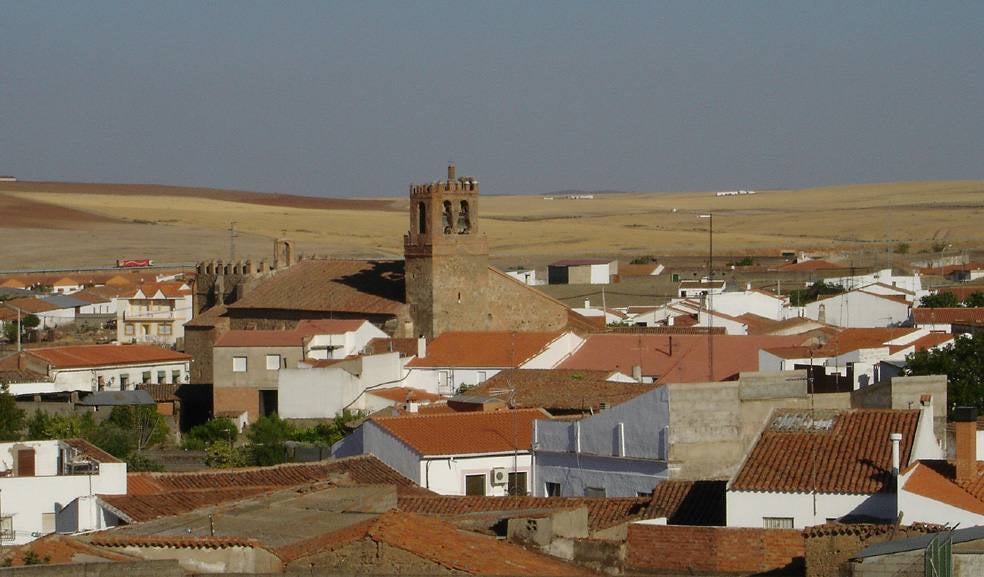 Panorámica de Calzadilla de los Barros con su impresionante iglesia-fortaleza.