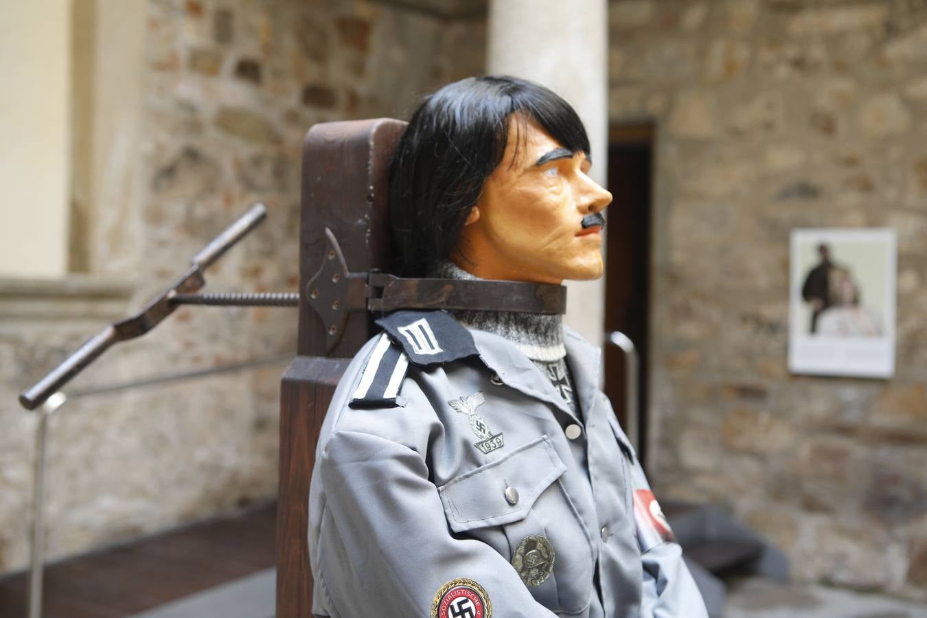 En la exposición hay un garrote en el que se ajusticia a Hitler. (Foto Armando).