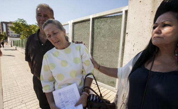 La abuela con unos amigos, pendiente de entregar a la niña. 