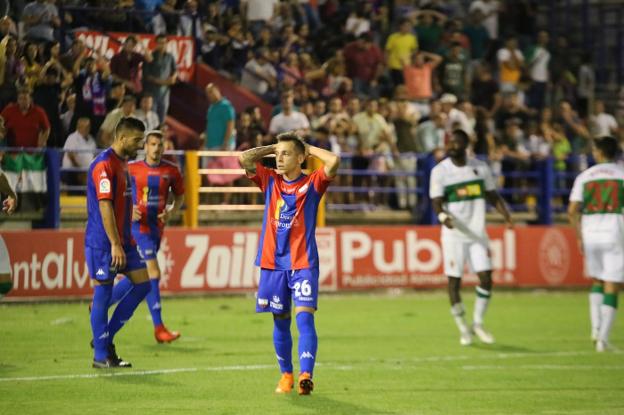 Gestos de incredulidad en Álvaro Romero y Zarfino ayer en el Francisco de al Hera. :: j. m. romero