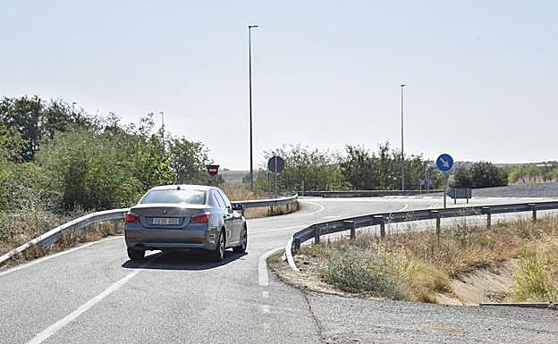 Un coche circula por uno de los tramos estrechos de la BA-023. :: J.V. ARNELAS