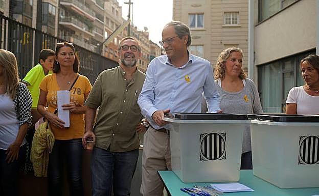 Torra posa con una de las urnas del 1-O en uno de los actos para conmemorar el referéndum ilegal.