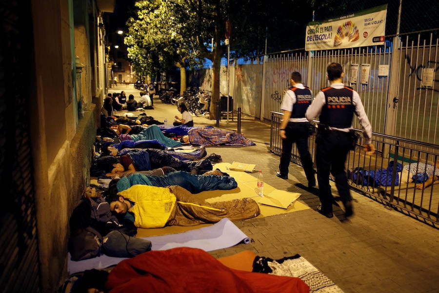 02:28. Gente durmiendo en las calles durante la madrugada. Faltan pocas horas para que se cumpla el plazo dado por el TSJC para que los Mossos comiéncen a desalojar los colegios.