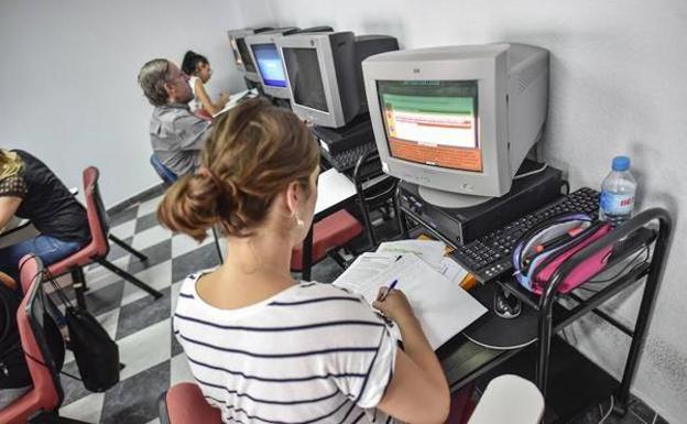 Opositores a plazas del SES, estudiando en la academia Cum Laude de Badajoz 