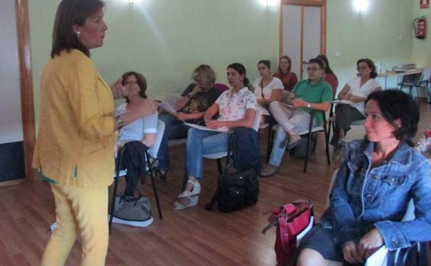 Elisa Barrientos inaugurando este miércoles en la Casa de la Mujer de Badajoz la primera jornada de esta actividad.