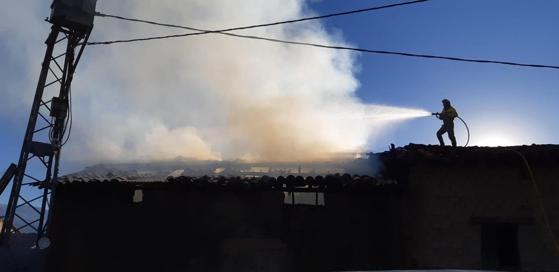 La rápida intervención del grupo de pronto auxilio de protección civil de Madrigal evitó la expansión del fuego evitando que se quemaran viviendas y secaderos lindantes