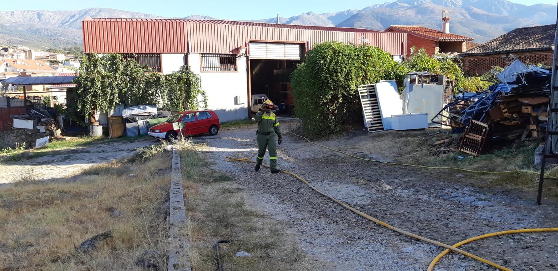 La rápida intervención del grupo de pronto auxilio de protección civil de Madrigal evitó la expansión del fuego evitando que se quemaran viviendas y secaderos lindantes