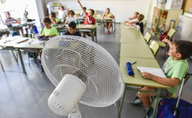 Un grupo de escolares de un colegio de Badajoz durante una clase de la pasada semana. :: 