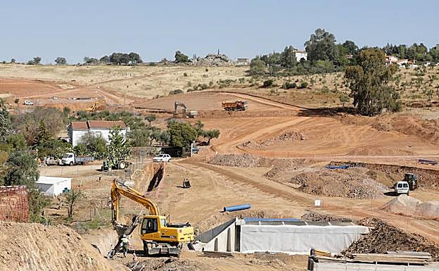 La circunvalación resultante unirá la carretera de Trujillo (N-521) con la de Miajadas (Ex-206) . :: 