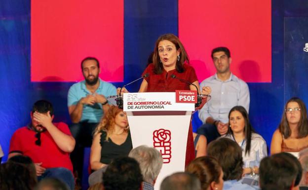 La portavoz socialista en el Congreso, Adriana Lastra, participa en un acto del PSOE regional con motivo de los 35 años del Estatuto de autonomía de Extremadura, hoy en Villafranca de los Barros, Badajoz