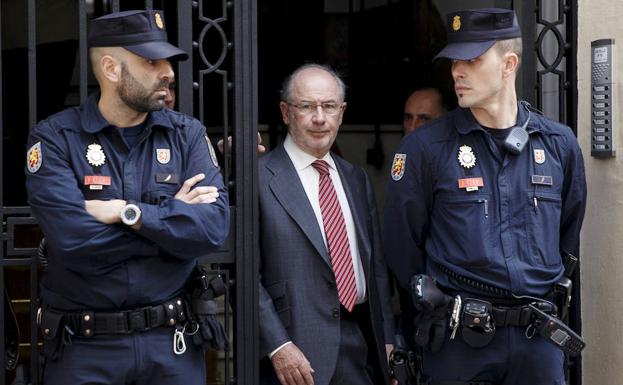 Rodrigo Rato, entre dos policías. 