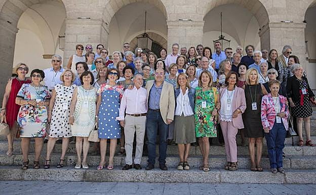 Promoción de maestros de 1968 en las escaleras del Ayuntamiento, junto a la alcaldesa. :: 