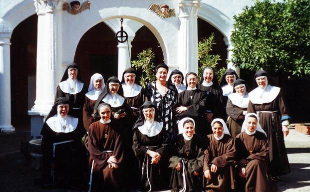 En 2001 la soprano improvisó una visita al Convento de Santa Ana de Badajoz. 