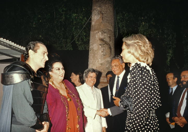 'MEDEA'. La reina Sofía felicita a Carreras -que regresaba a la ópera tras dos años apartado por la leucemia- y a Monserrat Caballé, tras su actuación en el Teatro Romano el 30 de julio de 1989. 