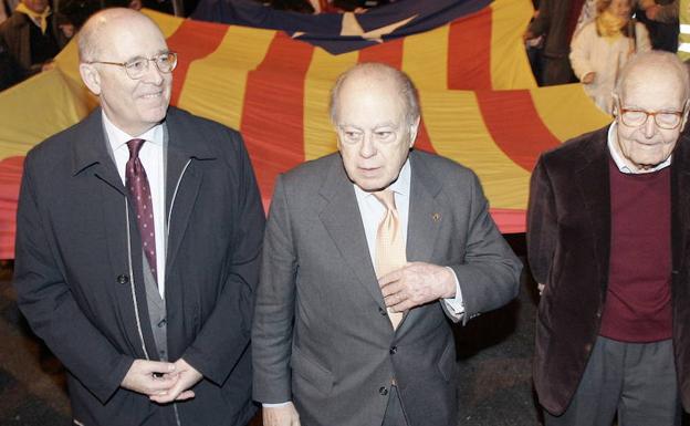 Heribert Barrera (i) y Jordi Pujol (c), en una imagen de 2007. 