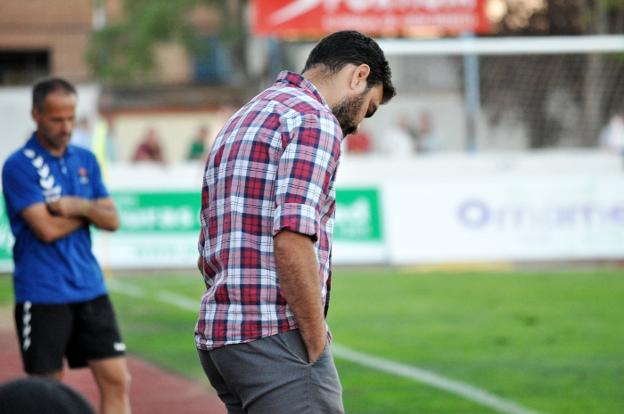 Roca, fulminado tras la derrota ante el Talavera, cabizbajo en un momento del choque. 