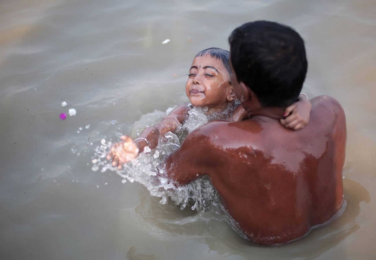 Ritual 'Tarpan' durante las oraciones de Mahalaya en las orillas del río sagrado Ganges en Calcuta, India oriental. Bengalíes de todo el mundo celebrarán el festival del 16 al 19 de octubre, que representa La victoria del bien sobre el mal y la celebración del poder femenino.