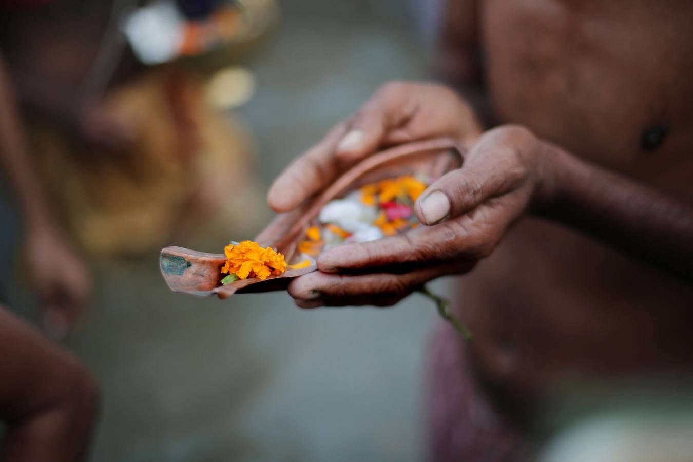 Ritual 'Tarpan' durante las oraciones de Mahalaya en las orillas del río sagrado Ganges en Calcuta, India oriental. Bengalíes de todo el mundo celebrarán el festival del 16 al 19 de octubre, que representa La victoria del bien sobre el mal y la celebración del poder femenino.