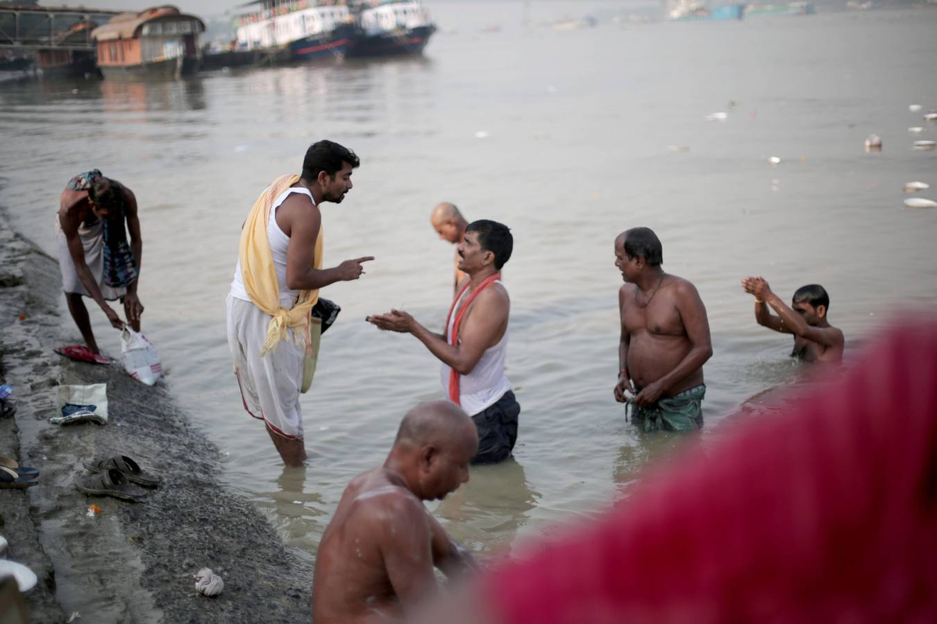 Ritual 'Tarpan' durante las oraciones de Mahalaya en las orillas del río sagrado Ganges en Calcuta, India oriental. Bengalíes de todo el mundo celebrarán el festival del 16 al 19 de octubre, que representa La victoria del bien sobre el mal y la celebración del poder femenino.