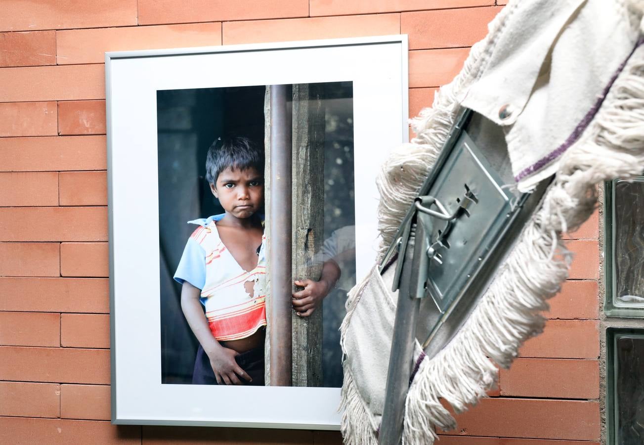 La Fundación Asha-Kiran organiza la exposición fotográfica 'Ojos para ver', compuesta de 81 imágenes que muestran la vida de niños de la India en situación de vulnerabilidad. Una exposición que hace reflexionar acerca de la dura realidad que vive gran parte de la humanidad. Se podrá ver en el Centro Cultural Alcazaba hasta el 14 de octubre.