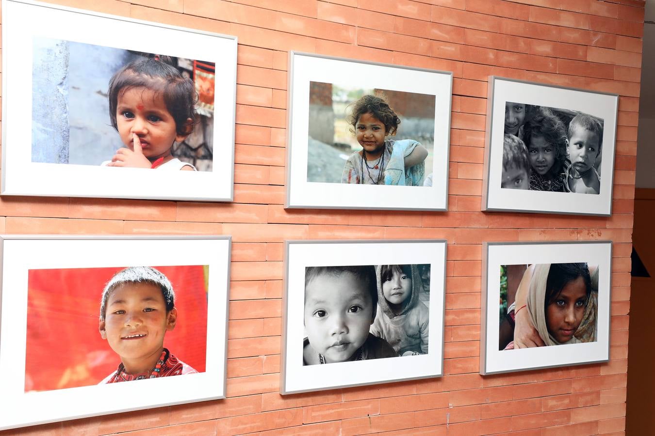 La Fundación Asha-Kiran organiza la exposición fotográfica 'Ojos para ver', compuesta de 81 imágenes que muestran la vida de niños de la India en situación de vulnerabilidad. Una exposición que hace reflexionar acerca de la dura realidad que vive gran parte de la humanidad. Se podrá ver en el Centro Cultural Alcazaba hasta el 14 de octubre.