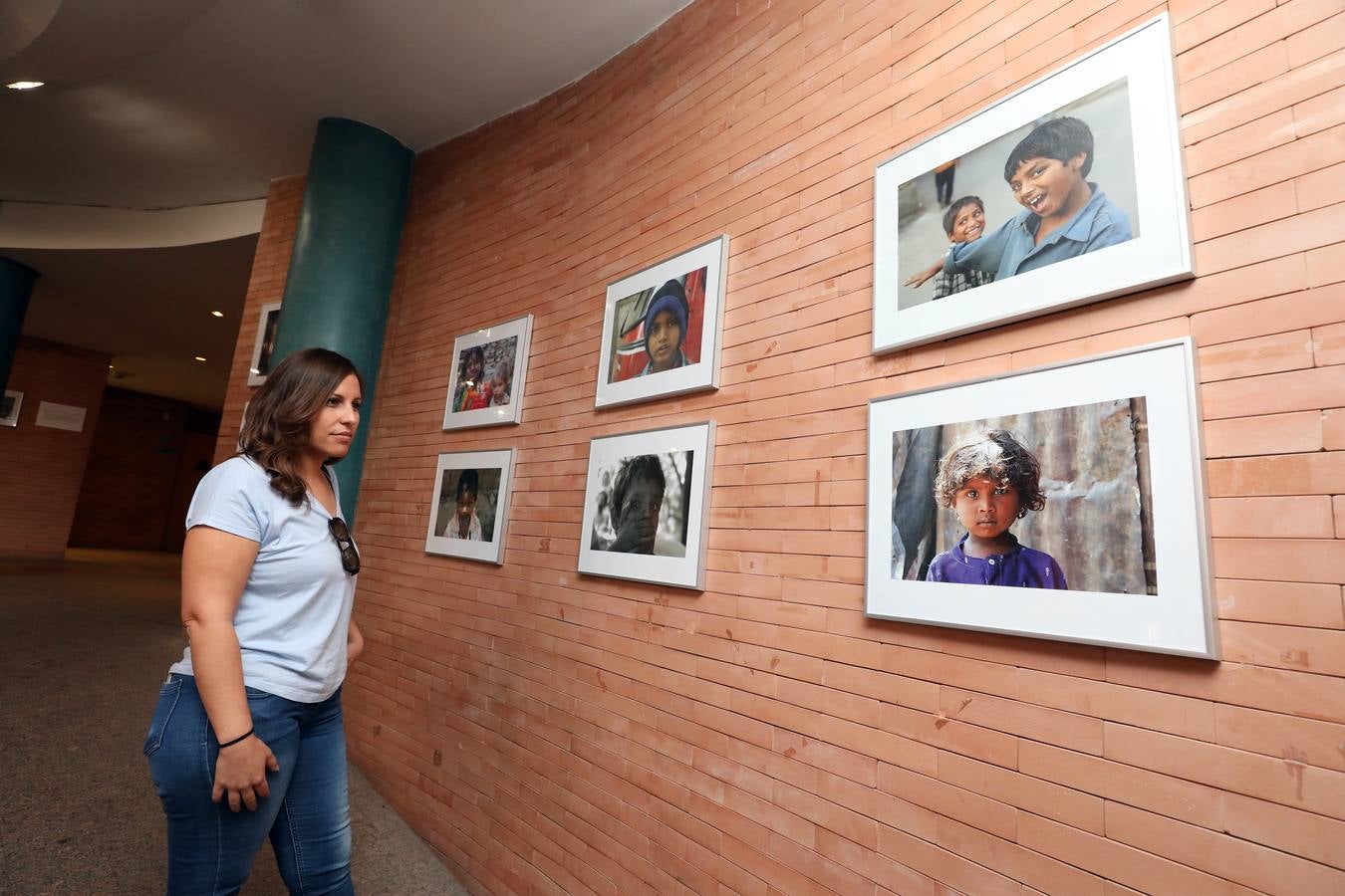 La Fundación Asha-Kiran organiza la exposición fotográfica 'Ojos para ver', compuesta de 81 imágenes que muestran la vida de niños de la India en situación de vulnerabilidad. Una exposición que hace reflexionar acerca de la dura realidad que vive gran parte de la humanidad. Se podrá ver en el Centro Cultural Alcazaba hasta el 14 de octubre.