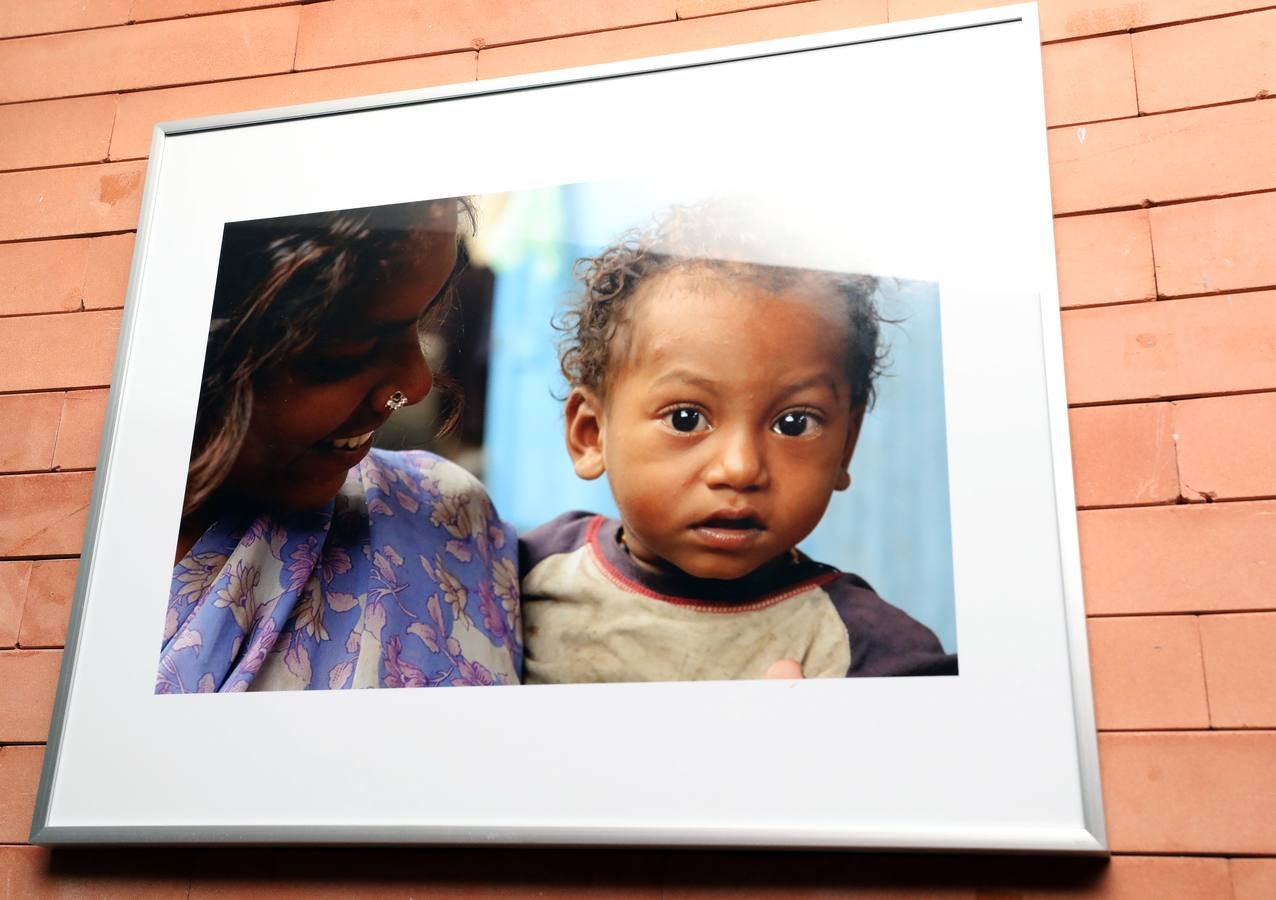 La Fundación Asha-Kiran organiza la exposición fotográfica 'Ojos para ver', compuesta de 81 imágenes que muestran la vida de niños de la India en situación de vulnerabilidad. Una exposición que hace reflexionar acerca de la dura realidad que vive gran parte de la humanidad. Se podrá ver en el Centro Cultural Alcazaba hasta el 14 de octubre.