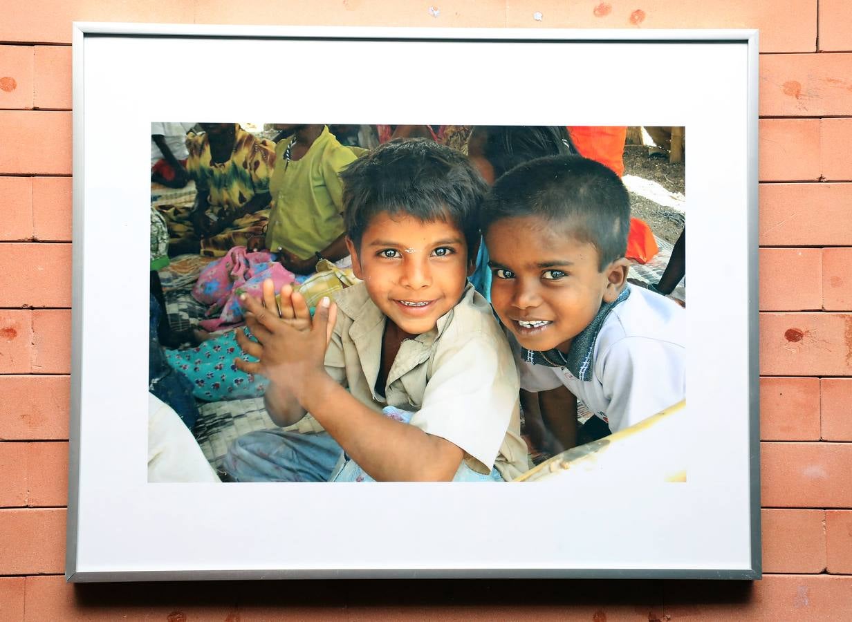 La Fundación Asha-Kiran organiza la exposición fotográfica 'Ojos para ver', compuesta de 81 imágenes que muestran la vida de niños de la India en situación de vulnerabilidad. Una exposición que hace reflexionar acerca de la dura realidad que vive gran parte de la humanidad. Se podrá ver en el Centro Cultural Alcazaba hasta el 14 de octubre.