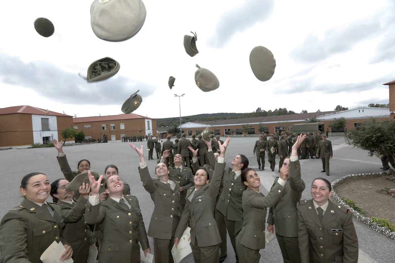 El Centro de Formación de la Tropa (CEFOT) de Cáceres ha despedido a los 1.075 alumnos de tropa pertenecientes al Tercer Ciclo de 2017, que llegaron a las instalaciones cacereñas el 28 de mayo.Estos 1.075 alumnos, de ellos 43 mujeres, terminan con este acto su formación para, a continuación, incorporarse a sus nuevas unidades de destino.