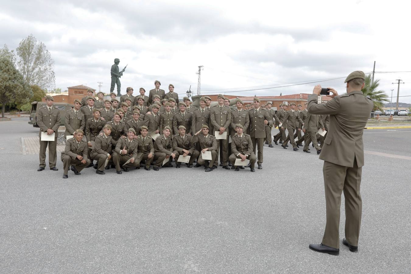 El Centro de Formación de la Tropa (CEFOT) de Cáceres ha despedido a los 1.075 alumnos de tropa pertenecientes al Tercer Ciclo de 2017, que llegaron a las instalaciones cacereñas el 28 de mayo.Estos 1.075 alumnos, de ellos 43 mujeres, terminan con este acto su formación para, a continuación, incorporarse a sus nuevas unidades de destino.